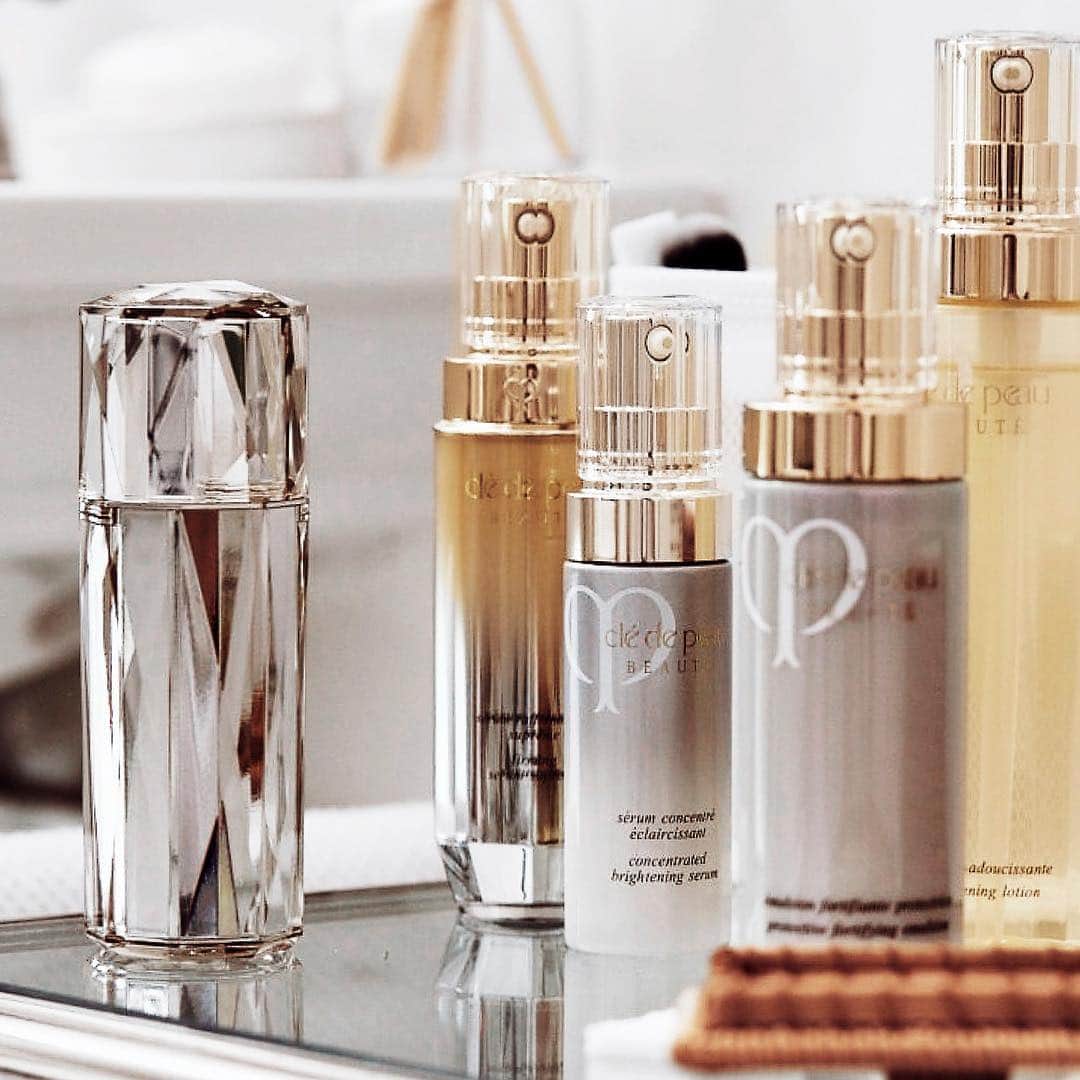 Clé de Peau Beauté Officialさんのインスタグラム写真 - (Clé de Peau Beauté OfficialInstagram)「#CleDePeauBeaute’s #skincare products are best used together and incorporated into a daily routine.」4月6日 1時20分 - cledepeaubeaute