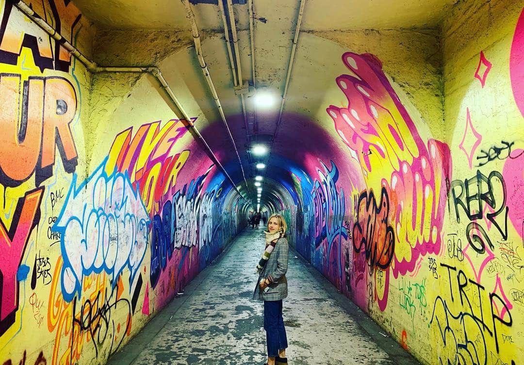 グレイシー・ドジーニーのインスタグラム：「secret paths -> subway stations」