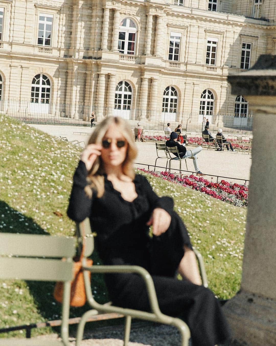 Carin Olssonさんのインスタグラム写真 - (Carin OlssonInstagram)「Memories from a much sunnier day (and hoping that the sun will find its way back to Paris by posting this just in time for the weekend 😅) ☀️ (Photo: @yleniacuellar)」4月6日 1時14分 - parisinfourmonths