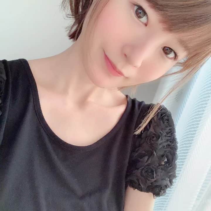 しほの涼のインスタグラム：「沢山のイイネとコメントありがとうございました🙌🏻😻 とってもとっても嬉しかったです☺️❣️ これからも娘 共々よろしくお願いします🙇‍♀️💕 #ミルクティーベージュ #ハイカラー #ブリーチなし #ミルクティーカラー #アディクシーカラー #動画 #プレママ #ママリ #妊娠7ヶ月 #妊婦 #女の子ママ #女の子ベビー #令和ベビー #令和元年 #明るいカラー #ヘアカラー #ハーフアップ #ベージュカラー #ハイライト #グラデーションカラー #春ヘアカラー #ミルクティーベージュカラー #aujuaトリートメント #ハニートリートメント」