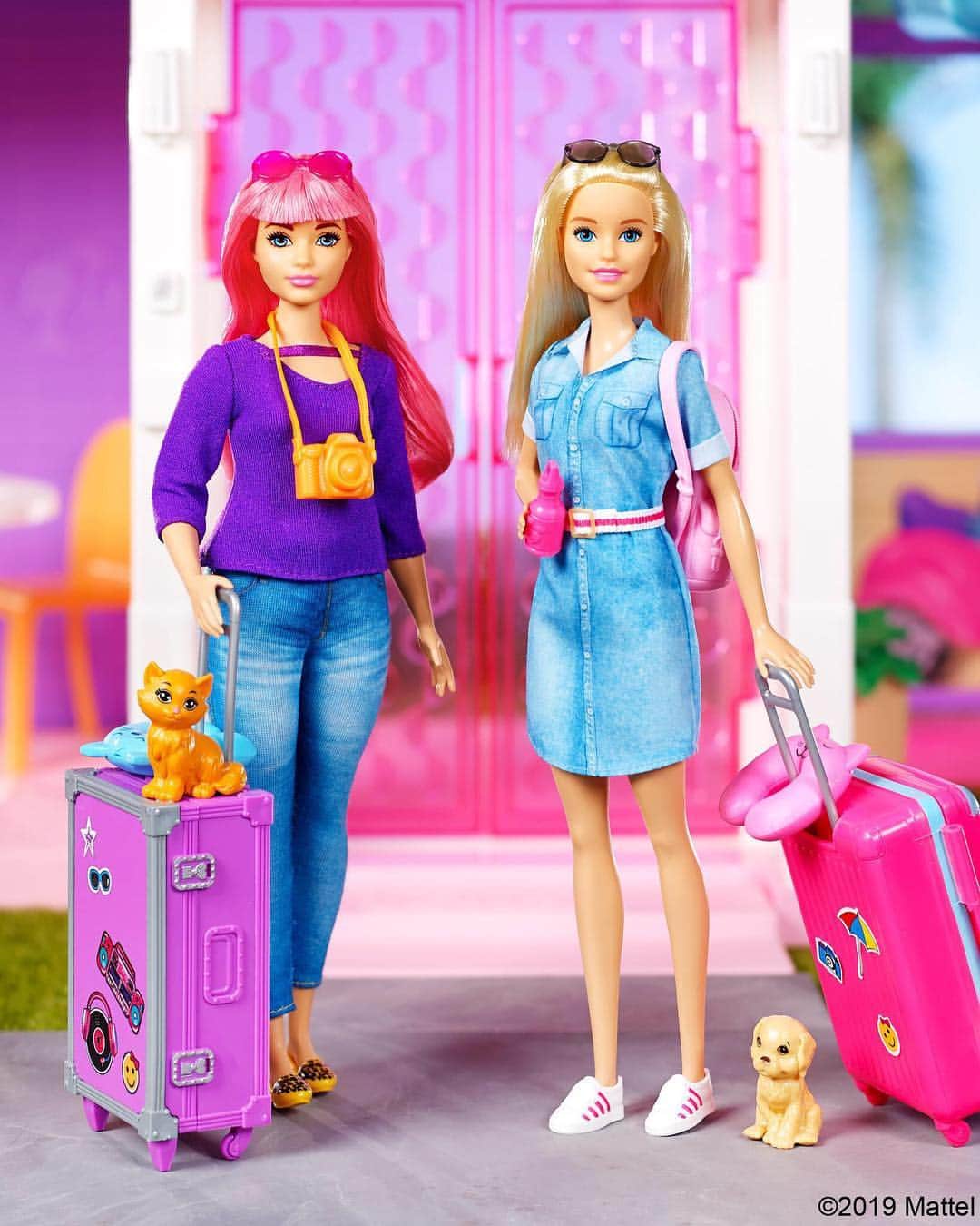 バービーさんのインスタグラム写真 - (バービーInstagram)「Travel along with #Barbie and Daisy as they uncover mysteries around the globe! 🌍⁣ ⁣ Follow the these two besties on an adventure of lifetime in Barbie and the Missing Mona Lisa now on @YouTube via the link in bio.」4月6日 1時29分 - barbie