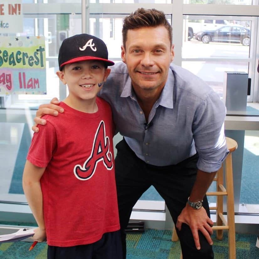 ライアン・シークレストさんのインスタグラム写真 - (ライアン・シークレストInstagram)「A reminder for everyone in ATL to wear red for the @Braves tonight! They’re all-stars off the field who support the @RyanFoundation in our mission to help kids heal in hospitals across the country. Wishing them all the luck this season! #ChopOn」4月6日 1時21分 - ryanseacrest