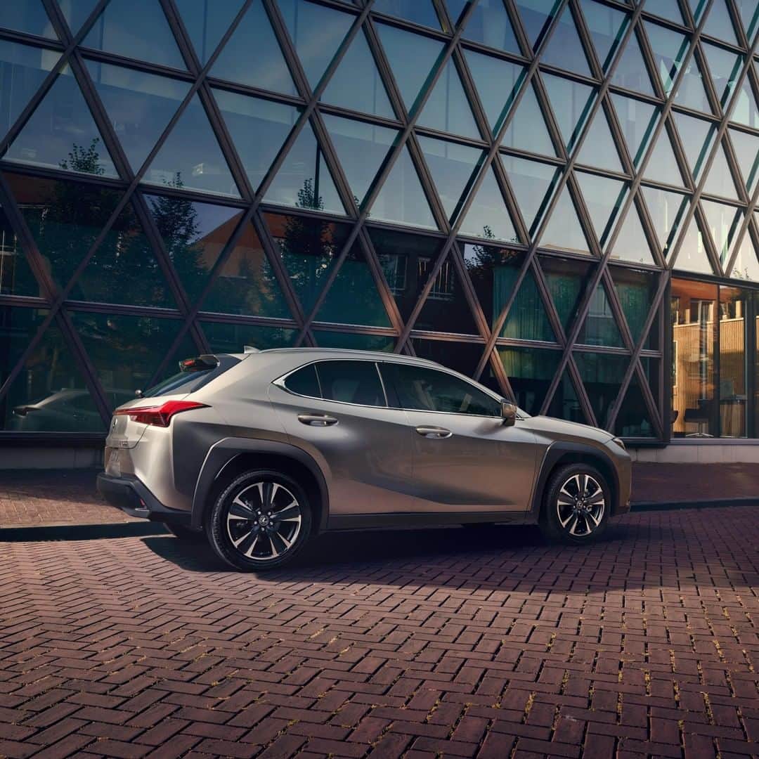 のインスタグラム：「Take Intro to #LexusUX for tips on how to get the most out of the all-new luxury crossover. Link in bio.」