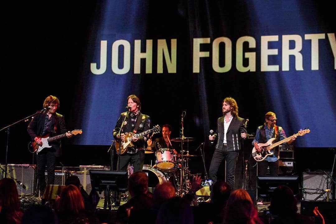 ジョン・フォガティさんのインスタグラム写真 - (ジョン・フォガティInstagram)「I never dreamed I would be so lucky to have my sons, @shanefogerty & @tylerfogerty on stage with me, Rockin' N' Rollin'. I love making music surrounded by people who love and support me. That is the way it should be. It has never been a greater and more happier time for me than it is right now. Over 50 years later... and it's more fun than ever! ✌🏻🎸」4月6日 1時38分 - johnfogerty