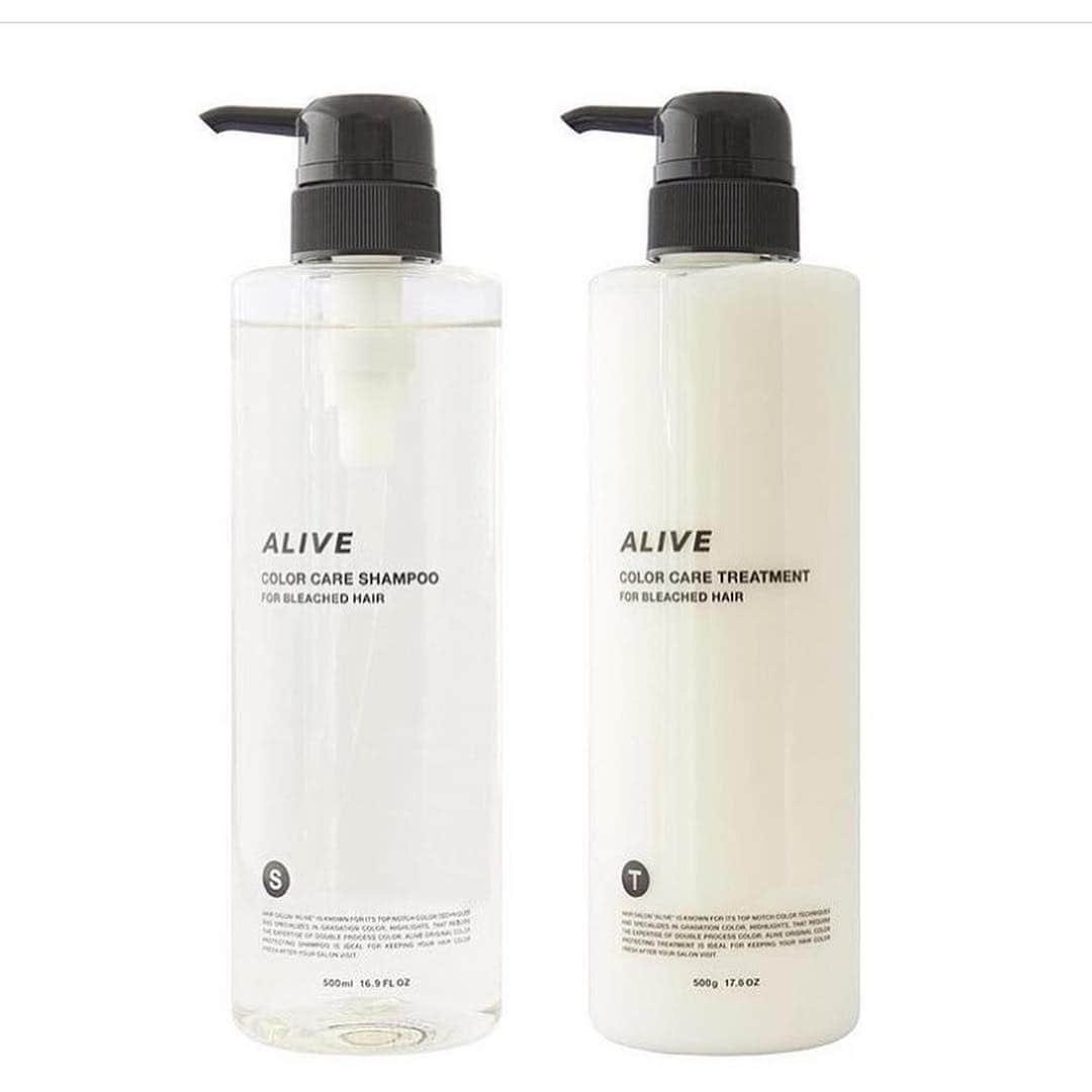 ALIVEさんのインスタグラム写真 - (ALIVEInstagram)「#alive_tanemovie . . . gradation color /  milk tea beige . .  ALIVE harajuku stylist ✂︎ . タネイチアスカ【 @tanechaan 】 . . . Before→after ムービー✨ . . 赤味が気になる、、そんな方にもオススメの ミルクカラーグラデーション❤︎ . 一回ブリーチからできるので初めての方も 挑戦しやすいです🥰 . . 〰︎ ミルクカラーとは 〰︎ . 一回ブリーチからでも入りやすく、かっこいい〜可愛い系まで、どんなお洋服にも似合っちゃうのが一番の魅力！初めてのブリーチの方も挑戦しやすいお色です♡ . 私の作るミルクカラーは、くすんでるのにくすみすぎてない、柔らかい質感と透明感を重視しています♡ . 思わず触れたくなっちゃうような女の子、つくります♡ . . 〰︎退色しても綺麗なブリーチデザイン〰︎ . ブリーチカラーはベース作りがとっても大切です！！ 一度失敗したら、なかなか直せません（ ; ; ） . だからこそ、しっかり学んだブリーチデザイン技術で グラデーションカラーでも、ハイライトでも、 ぷつっとなったり、ムラになるような事がないよう 丁寧に施術をさせていただきます🙏🏻 . ブリーチをすれば、退色をします。当日の仕上がりは もちろん退色後のことも考え、デザインをつくります☺︎ . . お客様一人一人のライフスタイルに合わせて デザインを選択し、提供させていただいております♡ . . . 〰︎ menu & price 〰︎ . cut ¥7020 color ¥7650 gradation ¥10800 highlight ¥14040 super highlight ¥18360 gradation & highlight ¥19440 double color ¥18360 care bleach ¥2160 aujua treatment ¥2700〜 . .  わからないことや不安なことがある方は DMにてご相談やご質問お願い致します😌♡ . .  #hair#ハイライト#グラデーションカラー#ハイトーンカラー#EXILE#generations#ミルクティー#グレージュ#ootd#バレイヤージュ#ダブルカラー#サロンモデル#三代目jsoulbrothers #ミルクティーグレージュ#ムラシャン#カラーキープシャンプー黒髪卒業式#ゴンチャ#卒業式#ミルクティーベージュ #ミルクティーアッシュ #ピンクベージュ #撮影 #ゆるふわ巻き#ミルクティーカラー#クリーミーベージュ#桜 #お花見」4月6日 1時33分 - alivehair