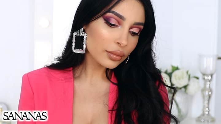 sananasのインスタグラム：「Press play ▶️En ce moment je suis complètement dans le rose 🤷🏻‍♀️ Et cette nouvelle palette @TooFaced est parfaite pour le printemps 😍! __ DETAILS : .Base Primed & Peachy .Fond de teint Born This Way “Golden Beige” .Super coverage concealer “Vanilla” .Poudre Born This Way .Chocolate bronzer .Natural face palette .Love light Highlighter .Palette Natural Lust .Better Than Sex liner .Better Than Sex Mascara .Natural nude lipstick “Skinny Dippin”💄 __ #NaturalLust #TFNaturalLust #NaturalLustPalette #BetterThanSex #BetterThanSexLiner #Liner #PinkMakeup #SpringMakeup #TooFaced」