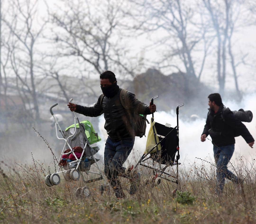 NBC Newsさんのインスタグラム写真 - (NBC NewsInstagram)「A man holding two #baby strollers runs to avoid tear gas thrown by riot #police during clashes near a refugee camp near Thessaloniki, #Greece. . 📷 @giannispapanikos / @apnews」4月6日 1時55分 - nbcnews