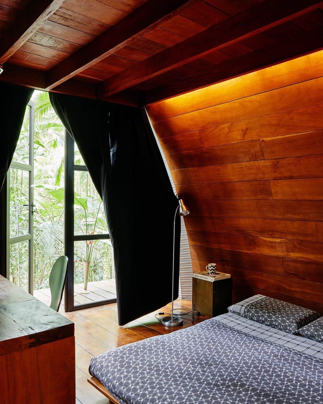 Airbnbさんのインスタグラム写真 - (AirbnbInstagram)「The bedroom wall of this #AirbnbPlus house opens onto the Atlantic Forest, one of the planet’s most diverse natural environments. Not to be outdone, the nearby town of Paraty features cobbled streets and well-preserved buildings that go back centuries.」4月6日 1時48分 - airbnb