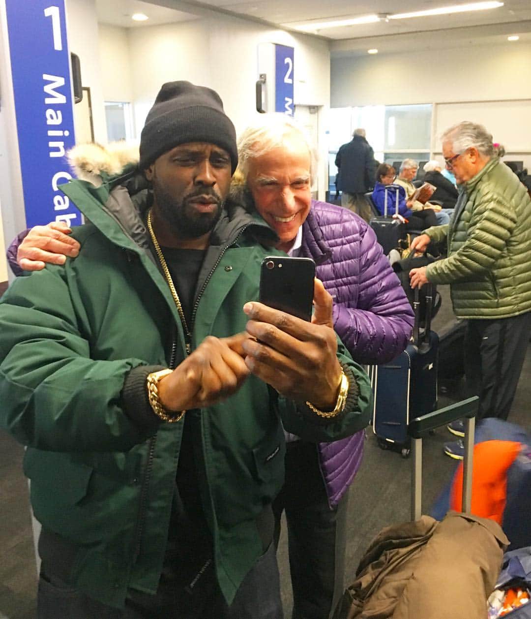 ファンクマスター・フレックスのインスタグラム：「Me and the Fonz (Henry Wrinkler) chilling! (Maria is close by but not in the shot) 🤷🏿‍♂️ - Diddy Crop -」