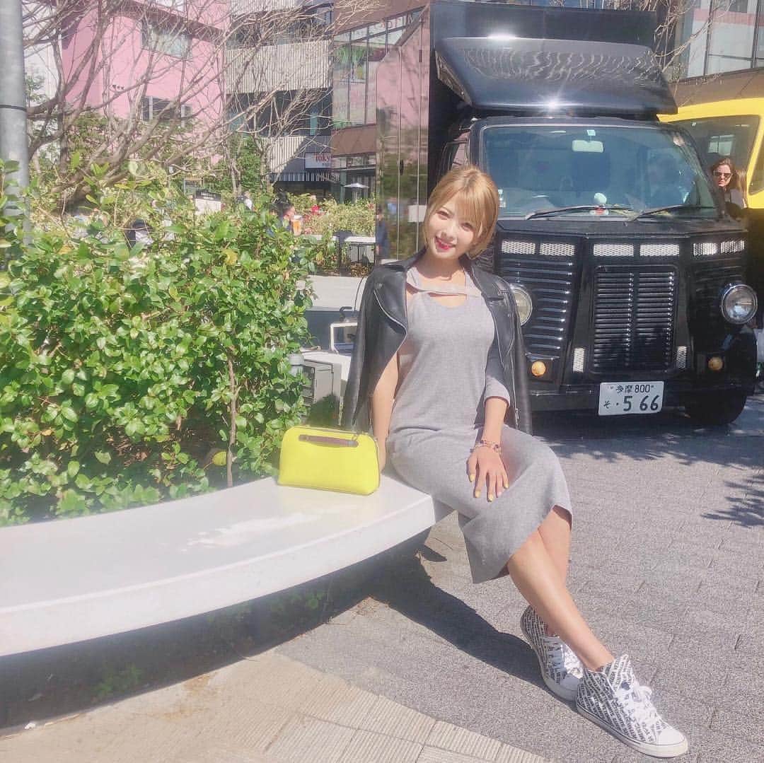 岡田栞奈のインスタグラム：「おはようございます☀ 今日はぽかぽか日和に なるみたいですね🌸🌸🌸 寒がりなので20度超えないと冬服なんだけど春服もちょっとずつ着てますよ♪ ・ ・ ・ 最近のお気に入りはこの 一目惚れで買ったワンピース🌟 袖がアシメントリーになってて 本当に激かわなの🥺❤️ ラフなようで女性らしいラインをきちんと出してくれる丈感生地感がもう最高👏👏👏 色違いも買ってしまった🥰 結構お高めだったから大切に使わなきゃ!!! 早く1枚で着れる気温になってー！(笑) #goodmorning #code  #2019ss #love #onepiece」