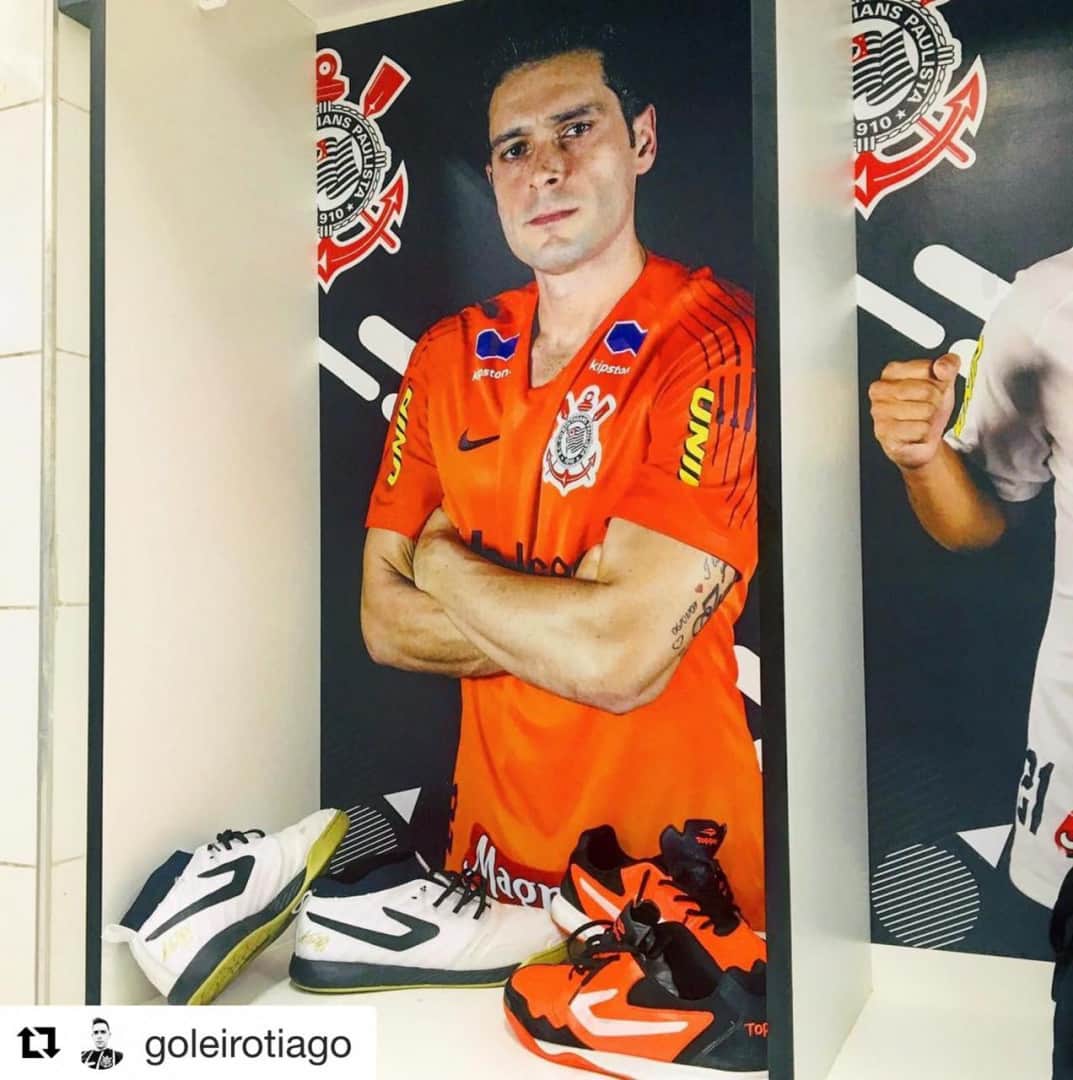 コリンチャンスさんのインスタグラム写真 - (コリンチャンスInstagram)「Hoje tem estreia do Coringão na Liga Nacional de Futsal! Com entrada gratuita, o Timão encara o Cascavel às 21h15 no Parque São Jorge. ・・・ #Repost @goleirotiago ・・・ Pela primeira vez na carreira, tenho um armário PERSONALIZADO! Emoção boba? Só porque já vivenciei "algumas muitas" situações no esporte (há 31 anos), não tenho o mesmo direito? Obrigado @sccorinthians.futsal pela oportunidade de despertar em mim um novo tipo de motivação diária, mesmo que em coisas tão SIMPLES! Isso ganha título? Talvez não... Mas a somatória de pequenos "esforços" nos pequenos detalhes GANHA SIM! Que venha a: - LNF 2019; - Campeonato Paulista ; - Taça Brasil; - Libertadores da América; - *Intercontinental de Clubes (*em caso de título da Libertadores); - Copa do Brasil; - Liga Paulista... E mais algum campeonato que "inventarem" até o final do ano! #VaiCorinthians @corinthians 🙏🏼⚽💪🏼❤✌🏼」4月6日 2時00分 - corinthians