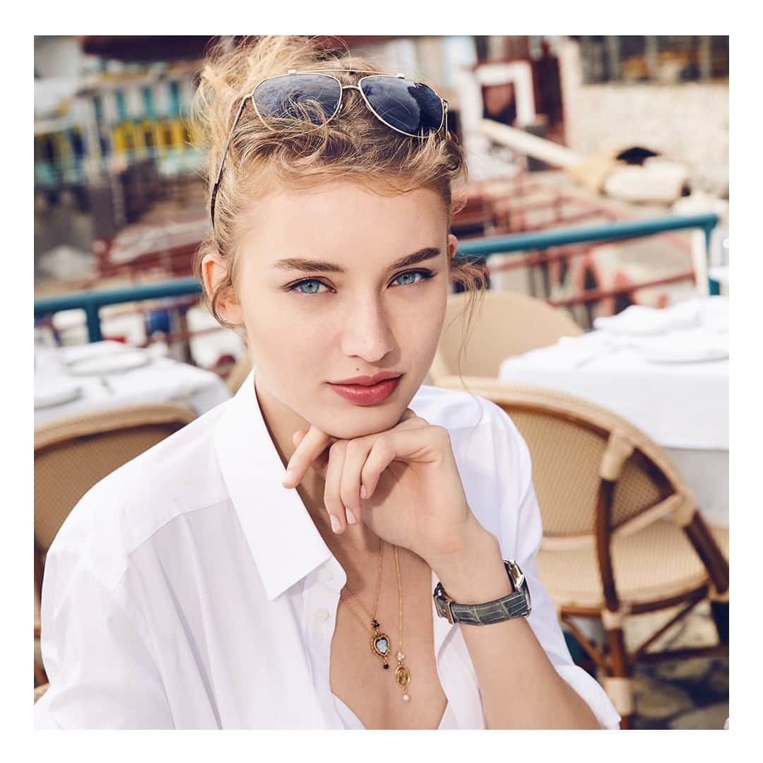 のインスタグラム：「Who is she looking at? Find out who has captured her look on @dgbeauty.  #DGBeauty #DGLightBlueSun #DiveIntoTheBlue」