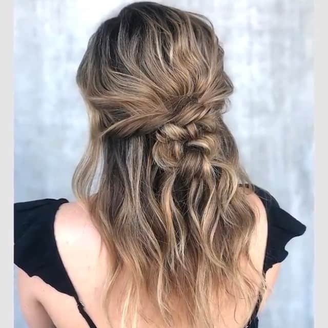 のインスタグラム：「Knotted half-up style by @hairandmakeupbysteph 💕 ✨ #StylingTip: This style works best on super textured hair, so it doesn’t slip out. Add beach waves and lots of product first if you are working on silky hair.  Styled using the @kenraprofessional Dry Texture Spray 6 and the new @ghd_northamerica Platinum+ Styler ✨ We're putting on the spritz this month, creating bigger & better styles with our hairspray sale 🙌 All your favorite hairsprays and spray stylers are now under $15 at #cosmoprofbeauty where you are #licensedtocreate. . . #repost #kenraprofessional #GHDplatinumplus #ghdhair #stylingtutorial #beachwaves #updotutorial」