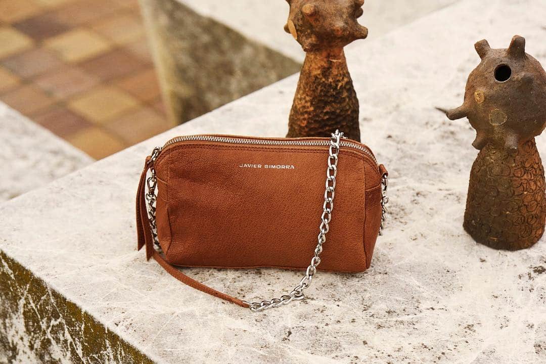ハビエルシモーラさんのインスタグラム写真 - (ハビエルシモーラInstagram)「Our collection of totally made in Spain leather handbags will be soon live on our site! Stay tuned #newin #handbags #madeinspain #simorraworld」4月6日 2時02分 - simorraofficial