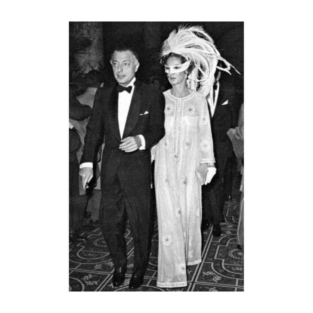 エミリオ デ ラ モレナさんのインスタグラム写真 - (エミリオ デ ラ モレナInstagram)「Cheers, it’s Friday! 🥂 - Marella & Gianni Agnelli at the Black & White Ball at the Grand Ballroom of New York’s Plaza Hotel, 1966.  #emiliodelamorena #inspiration #party #friday #fashion」4月6日 2時02分 - emiliodelamorena