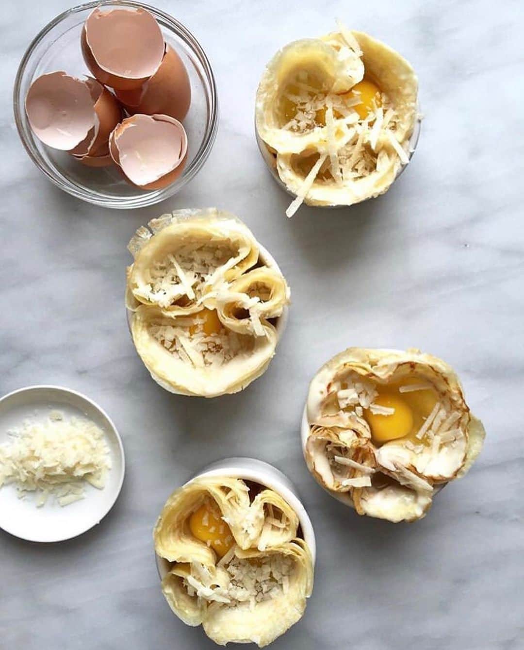 マーサ・スチュワートさんのインスタグラム写真 - (マーサ・スチュワートInstagram)「What to make this weekend: Crepe cups for breakfast! 🍳 Inspired by our culinary director @tojo827, here’s his quick hit recipe below. Take a screenshot or save and share! 🤳🏼 〰️ 📋: Leftover crepes layered with bechamel + gruyere cheese 👉🏼 pop into buttered ramekins (stacks of two or three) 👉🏼 top with an egg + more cheese + salt + pepper 👉🏼 bake in hot oven (on a preheated baking sheet) until edges are golden brown and whites are just set ✨」4月6日 2時05分 - marthastewart