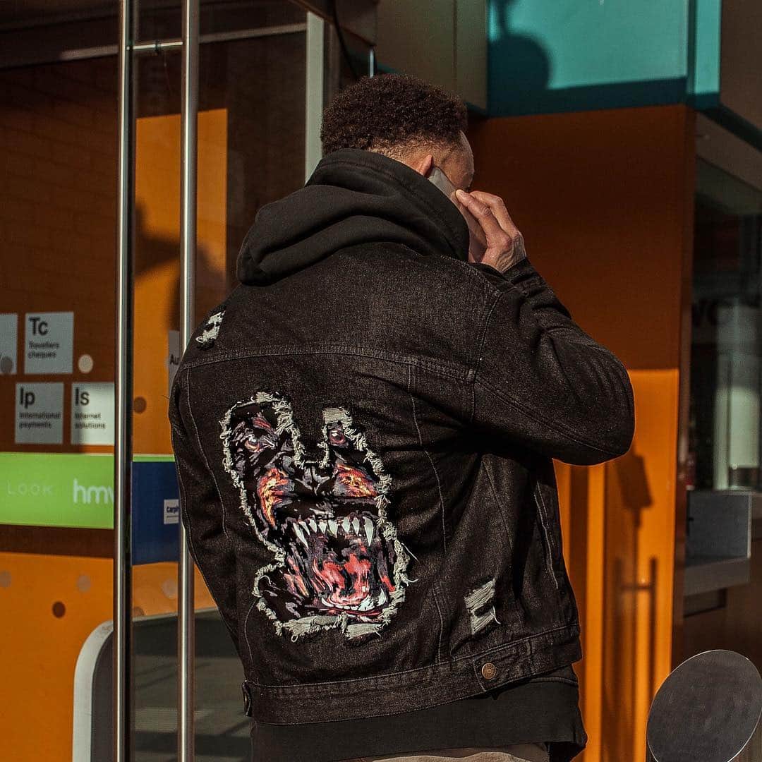 アシュリー・ケインさんのインスタグラム写真 - (アシュリー・ケインInstagram)「Easy now 😎 . Yo @krupt_label have done bits with this jacket! There is only 99 pieces produced and at £29 they ain't going to be around long! . #denimjacket #jacket #style #fashion #swag」4月6日 2時16分 - mrashleycain