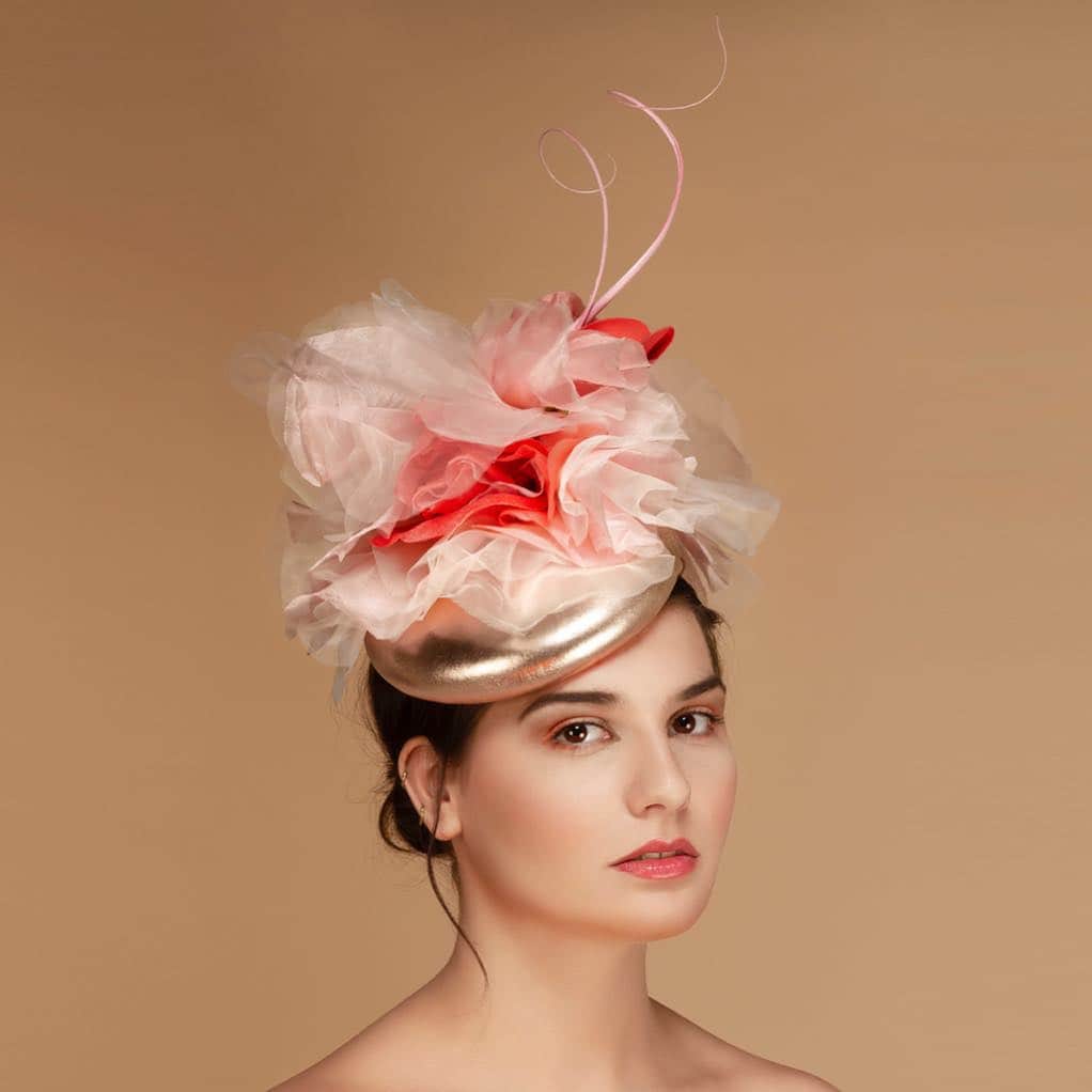 のインスタグラム：「🌸 #thoroughlymodernmillinery for #ascotalypse #🎩 #👒 | Rose gold leather cocktail hat with two large ombre pink flowers and hand-curled ostrich quills ✨ | #piersatkinson #florals #couture #oneofakind #madeinlondon #bespoke #spring #🌷| Photos with the help of @fmprochester @unicreativearts 🌸 #ColinJackson @gemlardent @laura_bruton @cejfmp @cosmea_bk retouching @bywoodengun | #🐝」