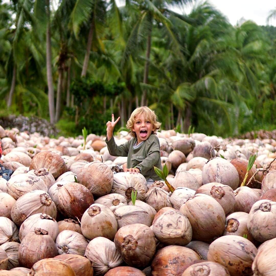 Vita Coco Coconut Waterのインスタグラム：「leaving work on Friday like: #HappyFriday」