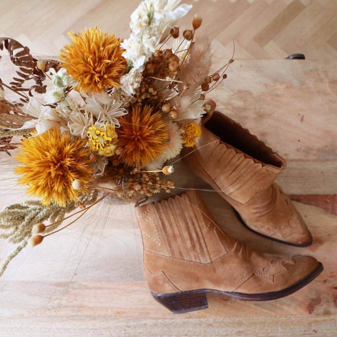 ローズアンナさんのインスタグラム写真 - (ローズアンナInstagram)「Notre Tucson se décline en sable cette saison, la couleur parfaite pour célébrer le printemps. - Our Tucson boots come in sand this season. The perfect color to celebrate spring.  Photo : @Lafashionpursuit  #Roseanna #Lafashionpursuit  #Shoes #Paris #Inspirational #Fashionparis #Beauty」4月6日 2時30分 - roseanna__officiel