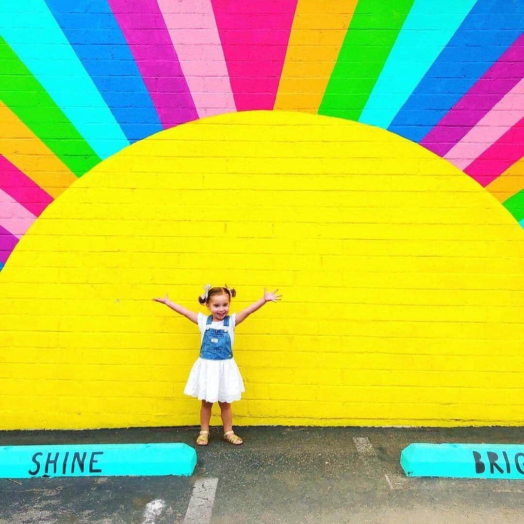 のインスタグラム：「Your friday dose of ☀️ brought to you by #overalls and @popsicleblog! #oshkoshkids #sunnyvibes #eyeletlace #yay」