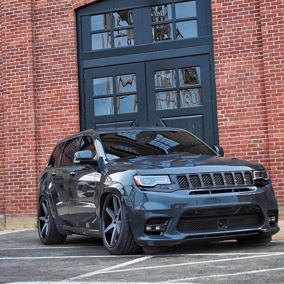 CarsWithoutLimitsさんのインスタグラム写真 - (CarsWithoutLimitsInstagram)「Have you guys seen a Jeep like this  @e_money_79 🦏  2017 Supercharged SRT8 Jeep bagged on @accuair sitting on Forged 3 piece @agwheels 🦏  #carswithoutlimits #jeep #grandcherokee #srt #jeepsrt8」4月6日 2時28分 - carswithoutlimits