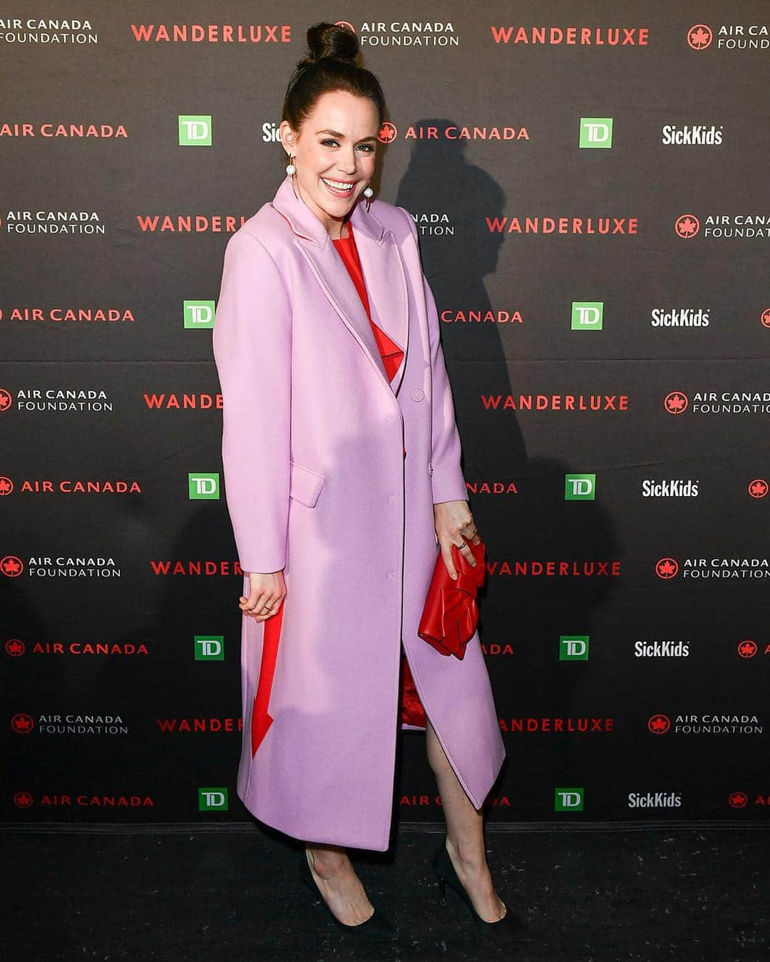 テッサ・ヴァーチュさんのインスタグラム写真 - (テッサ・ヴァーチュInstagram)「Coat? Check ✔️ . 📸 @georgepimentel1 . #Wanderluxe @aircanada @sickkidstoronto #AirCanadaFoundation」4月6日 2時28分 - tessavirtue17