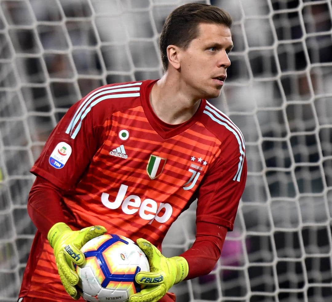 ヴォイチェフ・シュチェスニーのインスタグラム：「Another important game tomorrow. Focussed on the three points 💪⚪️⚫️ #ForzaJuve #JuveMilan #Szczesny」