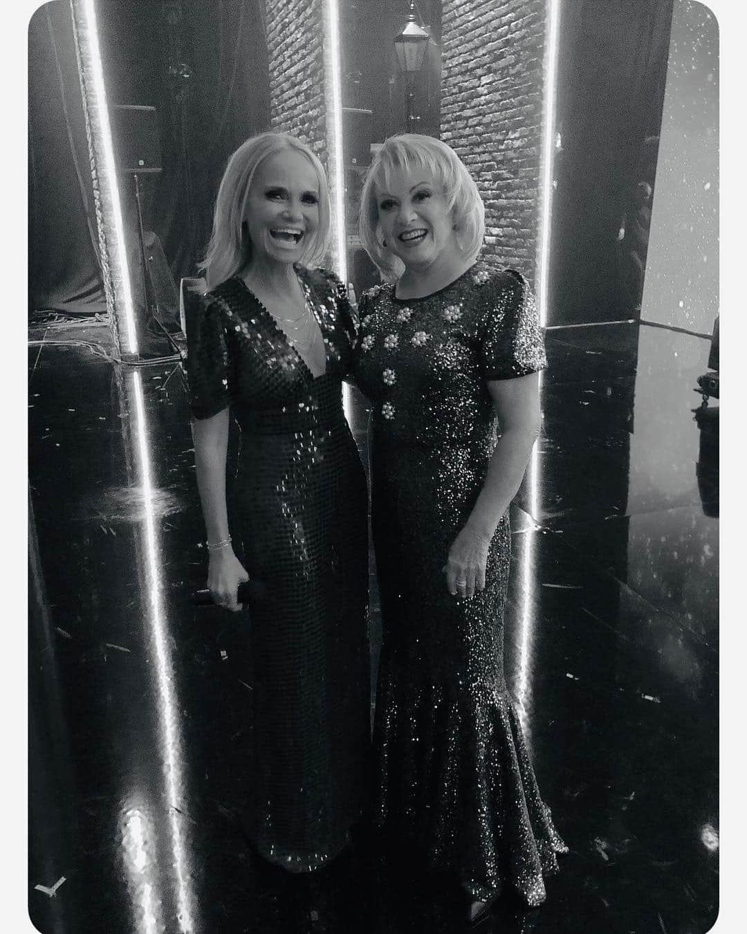 クリスティン・チェノウェスさんのインスタグラム写真 - (クリスティン・チェノウェスInstagram)「Living on cloud nine ever since performing with my queen on #AllStarMusicals. I love you, @elainepaigeofficial! 🖤 #FlashbackFriday」4月6日 2時40分 - kchenoweth