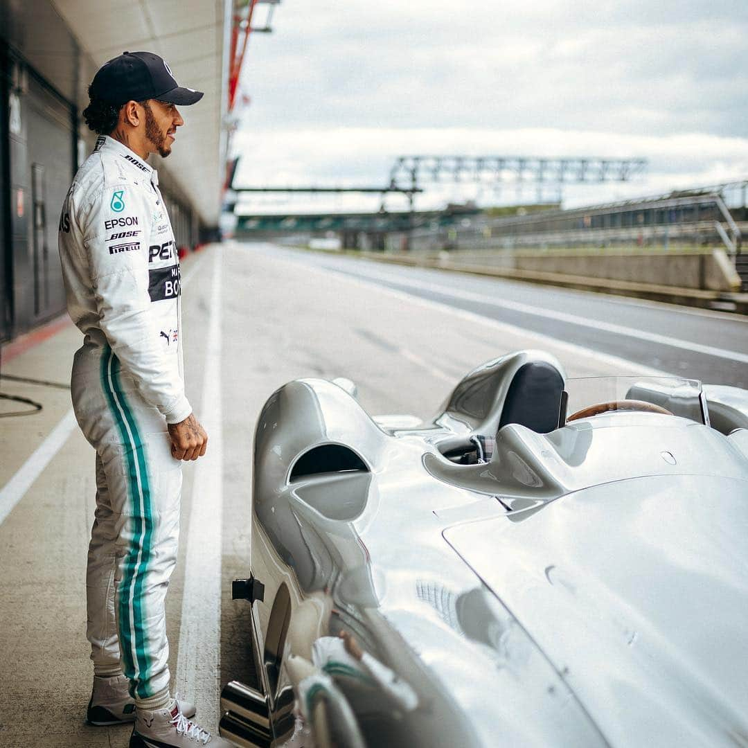 MERCEDES AMG PETRONASさんのインスタグラム写真 - (MERCEDES AMG PETRONASInstagram)「@lewishamilton + @mercedesbenz W 196 = an epic combination 👏 • • • #Mercedes #MercedesAMGF1 #MercedesBenz #MBClassic #LH44 #Silverstone」4月6日 2時35分 - mercedesamgf1