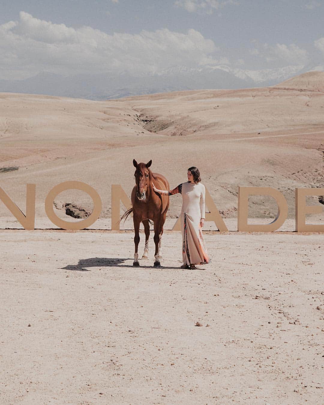 Chloéさんのインスタグラム写真 - (ChloéInstagram)「Time spent with horses in the Moroccan desert encourages #chloeGIRLS to express their own free-spiritedness and grace  Follow along on this unique adventure as they discover several immersive experiences together  Featuring #ArianeLabed and @lindabortoletto  #chloeNOMADE #chloe」4月6日 2時36分 - chloe