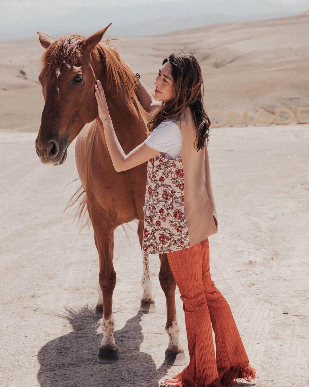 Chloéさんのインスタグラム写真 - (ChloéInstagram)「Time spent with horses in the Moroccan desert encourages #chloeGIRLS to express their own free-spiritedness and grace  Follow along on this unique adventure as they discover several immersive experiences together  Featuring #ArianeLabed and @lindabortoletto  #chloeNOMADE #chloe」4月6日 2時36分 - chloe