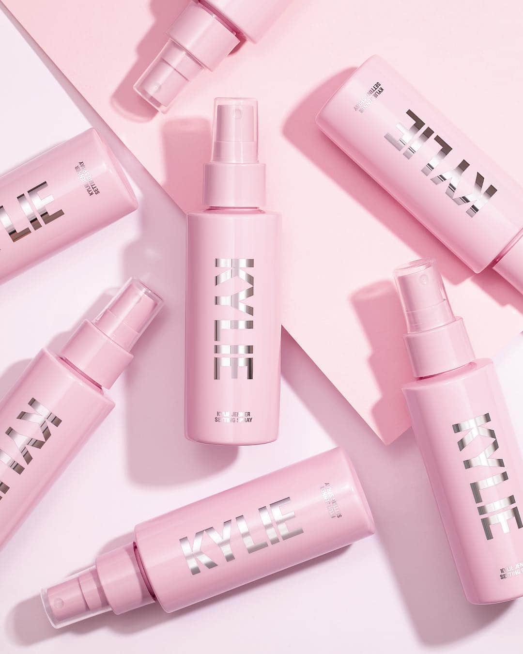 Kylie Cosmeticsさんのインスタグラム写真 - (Kylie CosmeticsInstagram)「You’re all SET! 🌸 Get ready for our new SETTING SPRAY, launching next Friday, 4/12 on KylieCosmetics.com 💕」4月6日 2時43分 - kyliecosmetics