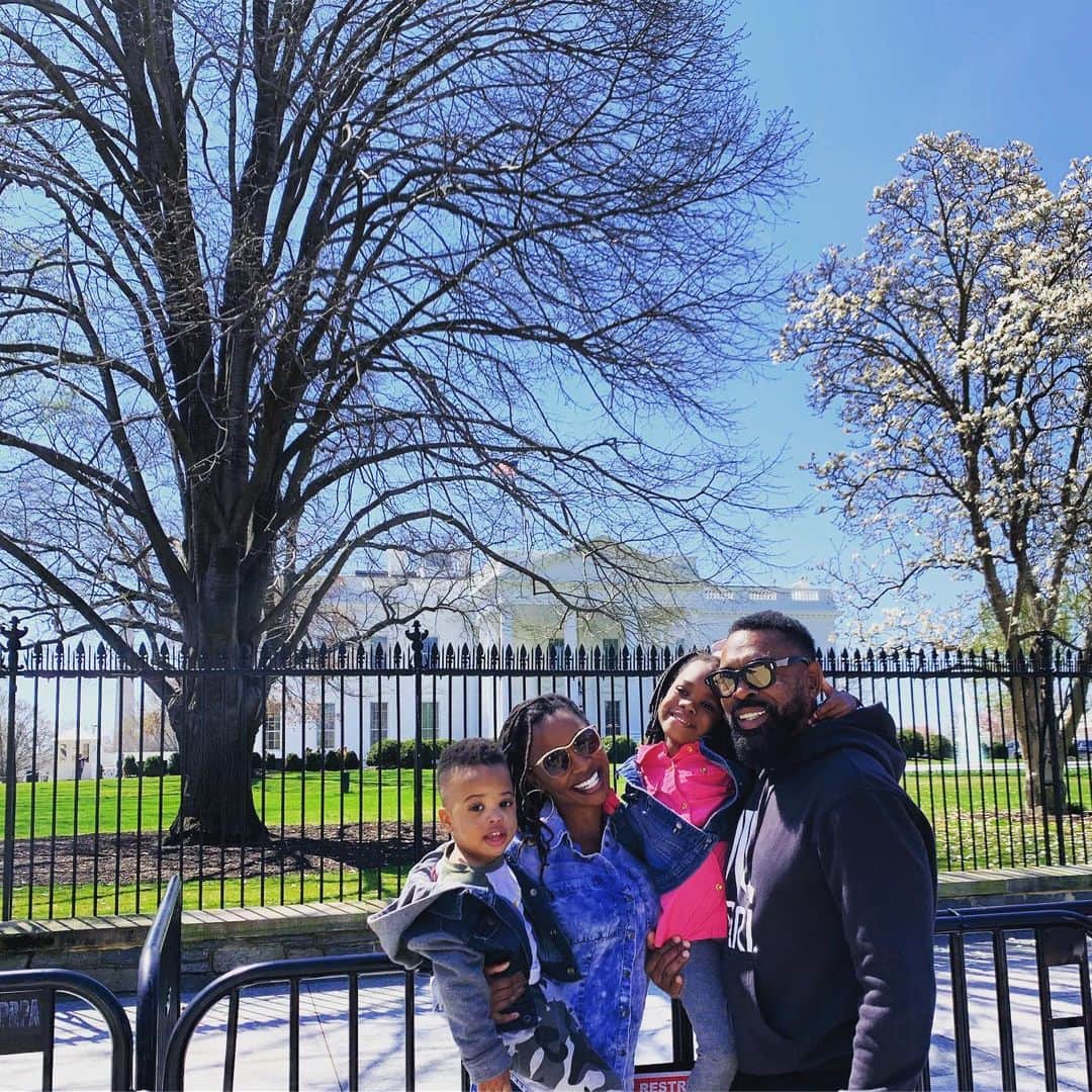 シャノーラ・ハンプトンのインスタグラム：「FBF #WhiteHouse #FamilyVacation  I remember being a kid and our many family vacations, now I have my own!  Truly a blessing! #creatememories」