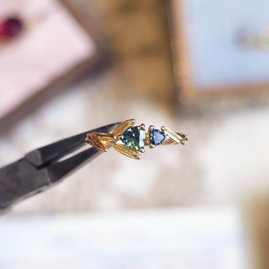のインスタグラム：「To kick off April’s #tietheknot celebrations, a new selection of ‘One of a Kind’ Fine Jewellery Rings are now available at alexmonroe.com 💍✨. Handcrafted by Alex and our design team from recycled gold and ethically sourced sapphires, these treasures are unique, conscientious and very special!💎Link in bio🔗  #ethicaljewelry #sustainablejewelry #futureheirloom #alternativeengagementring  #ringstagram #responsiblysourced #recycledgold #mineralogy #ethicaljewellery  #sapphires  #sapphiresengagementring #oneofakind #oneofakindring #handmadejewelry #alexmonroe」