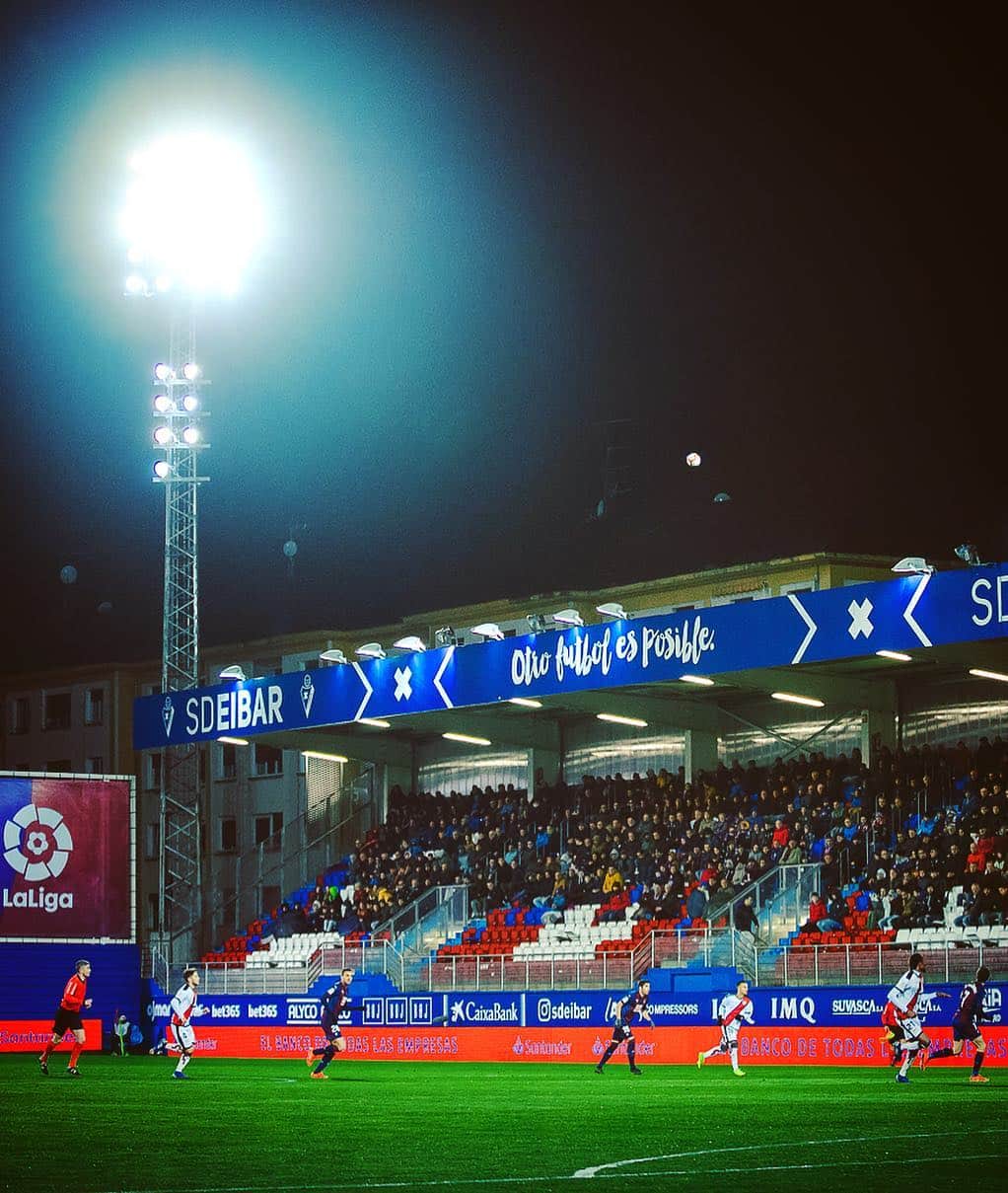 LFPさんのインスタグラム写真 - (LFPInstagram)「Spot the ball! 🧐 💙 @sdeibar ❤️ • #Ipurua #Eibar #LaLiga #LaLigaSantander #Ball #Stadium」4月6日 2時55分 - laliga
