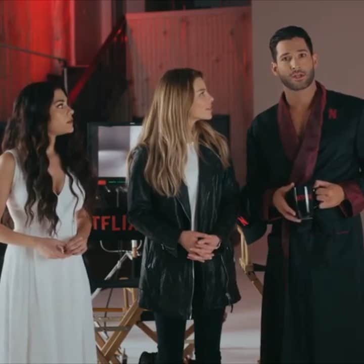 インバー・ラヴィのインスタグラム：「Oh hello everyone 👋  @lucifernetflix  With my babies @laurengerman @officialtomellis」