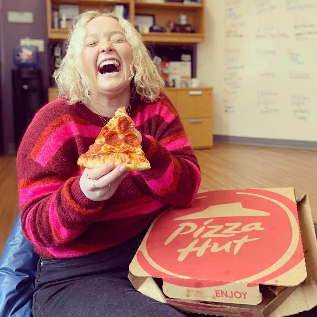 Pizza Hutさんのインスタグラム写真 - (Pizza HutInstagram)「Tag a friend who would choose pizza over you. • • • 📷 by @elzabthklly @TCURoxo」4月6日 3時00分 - pizzahut