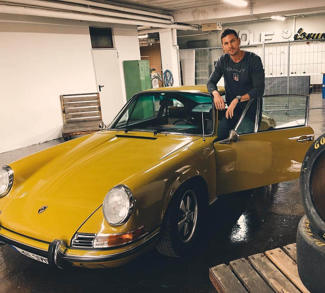 アダム・センさんのインスタグラム写真 - (アダム・センInstagram)「Fell in love with a puke stained Porsche today. ♥️ 🤮 ♥️ ———————————————————————— #Germany #Porsche #ClassicCar」4月6日 3時02分 - adamsenn