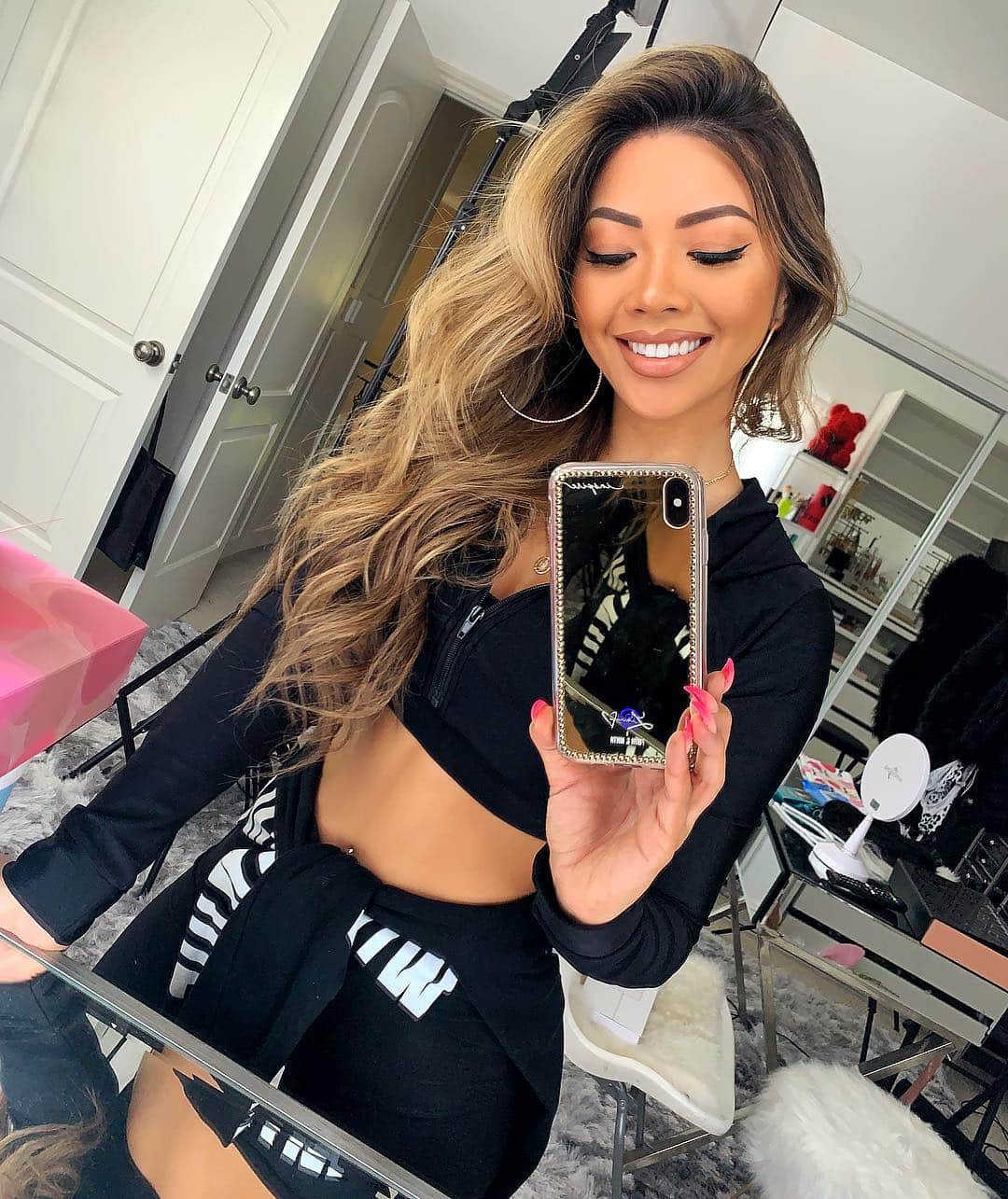 リアン Vのインスタグラム：「✨ Giveaway ✨ I’ve created a 💎limited edition Swarovski crystal bedazzled iPhone case💎 as part of my exclusive collection of mirrored iPhone cases with @fifthandninth 😍  Here’s how you enter:  Follow both me @lianev and @fifthandnnith  Like this post  Tag a friend who inspires you & makes you feel glam. Each comment is an entry, so tag away!💕 Giveaway closes Sunday, 4/7 at 5P EST. Good luck beauties! The winner will be announced through my stories and contacted through DM 💋 *note this limited edition Swarovski crystal bedazzled iPhone case is available in all device sizes except iPhone 6,7,8 + XR.  fifthandninth.com/liane-v-social-media-influencer/」