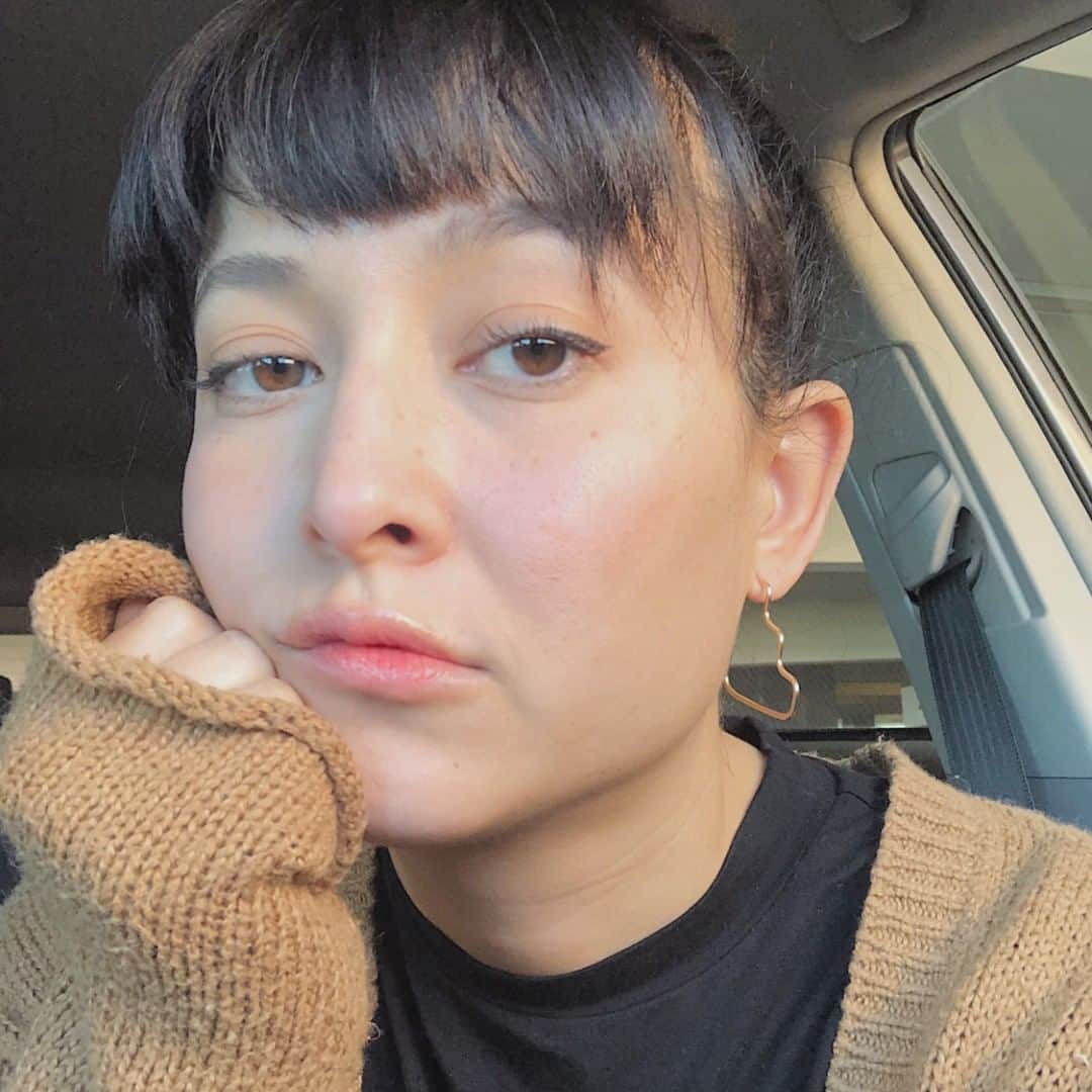 のインスタグラム：「Friday.... is that you? You bringing Saturday over? Need some time to stop! #momproblems #friyay #friday 金曜日がやっと会いに来てくれた？ 土曜日に会いたいのぉー #時間がない#週末 #ゆっくりしたい #carselfie #selfie #car #bangs」