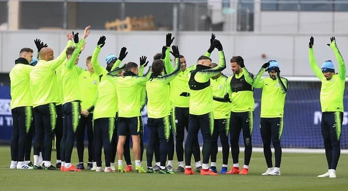 ニコラス・オタメンディさんのインスタグラム写真 - (ニコラス・オタメンディInstagram)「Equipo 👊🏻😁 #manchestercity」4月6日 3時09分 - nicolasotamendi30