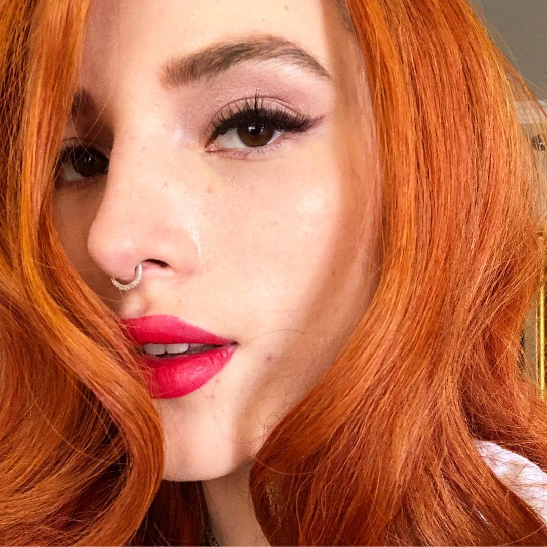 ベラ・ゾーンさんのインスタグラム写真 - (ベラ・ゾーンInstagram)「Bitch got eye lashes back 😂😂 @thornebybella」4月6日 3時11分 - bellathorne