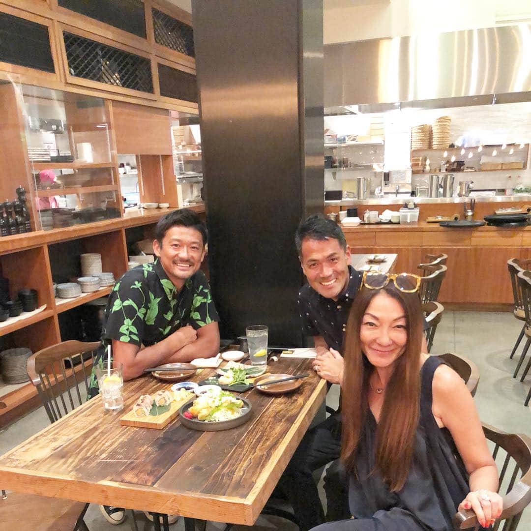 のインスタグラム：「オトナミューズの打ち上げは”みのり”でパイタン鍋！🤗🤗 皆んなでわいわいしてる最中、 店内に私の大好きなTeam Zettonの イケメンズを発見！👀 お二人の席にちょいとジョイント！😁 そしてっ!!!!!! ☝🏼 “みのり”のデザート シロクマ シェイプアイスがめーっちゃくちゃ美味しくて 可愛いんだよ！毎回顔を崩すのか可哀想でなかなか食べれないの。😭 でもねシロクマちゃんの顔が皆んな違うから比べるのが楽しの。 最近”みのり”に良く来ていまぁす！ おいち〜よ！😋 #ハワイの美味しいお店のおすそ分け🤙🏼 #お子ちゃま連れにお勧め🤙🏼 #オトナミューズ #テッシュ&高瀬ちゃん #ダイスケ&マイルド」