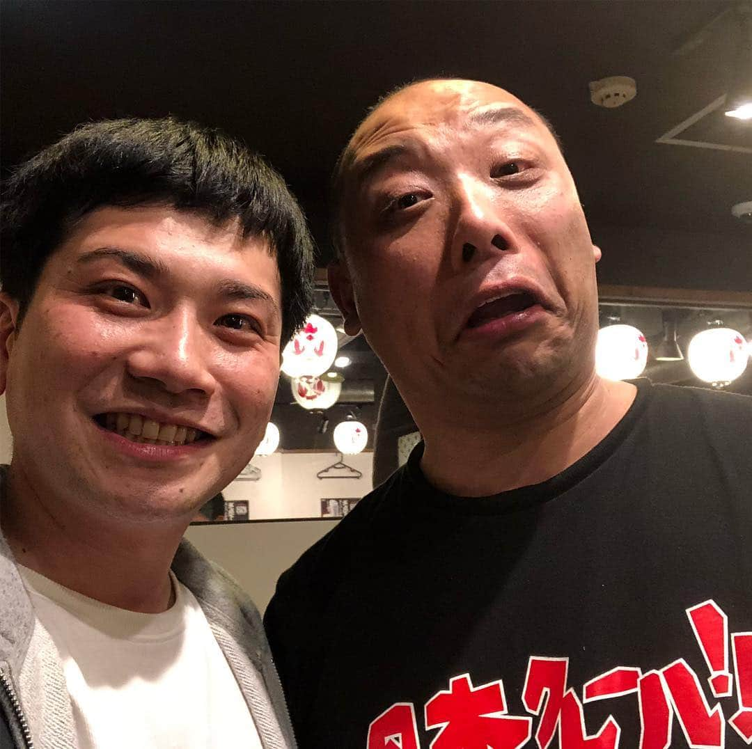 センターうるしさんのインスタグラム写真 - (センターうるしInstagram)「事務所の先輩 トム・ブラウンさんの単独ライブ 『がちょん八郎(以下省略、写真の通りです。)』 今回もナレーションと初めて映像にも出させて頂きました‼️ 初めてお手伝いさせてもらった時は確か3回目で『がちょん三郎』だけやったのに、いつの間に こんな長いタイトルになったんでしょうか😂  今回もがちょんファミリーで頑張りました‼️ 次回の公演も楽しみです😄  #トムブラウン  #布川さん #みちおさん #ケイダッシュステージ」4月6日 3時28分 - sharkun0716