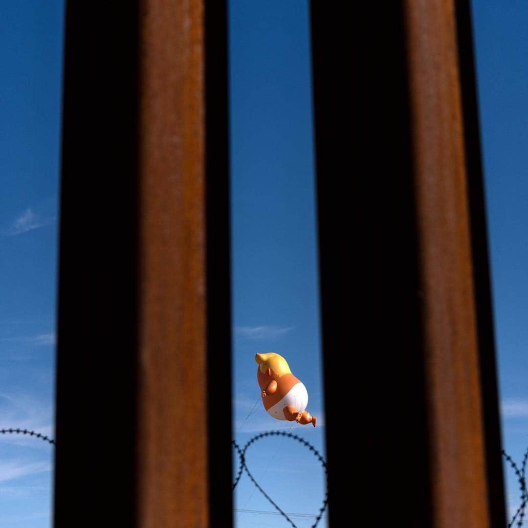 NBC Newsさんのインスタグラム写真 - (NBC NewsInstagram)「A ‘Baby Trump’ balloon floats over the U.S.-Mexico #border on Friday as demonstrators gather to protest his visit to Calexico, #California. . 📷 @guillermoarias / @afpphoto」4月6日 3時33分 - nbcnews