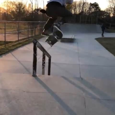 オルタモントのインスタグラム：「@chris_wimer w/ kickflip crooks on point 🎯🎯 // #CFADC ‪#DefineYourDecade‬」