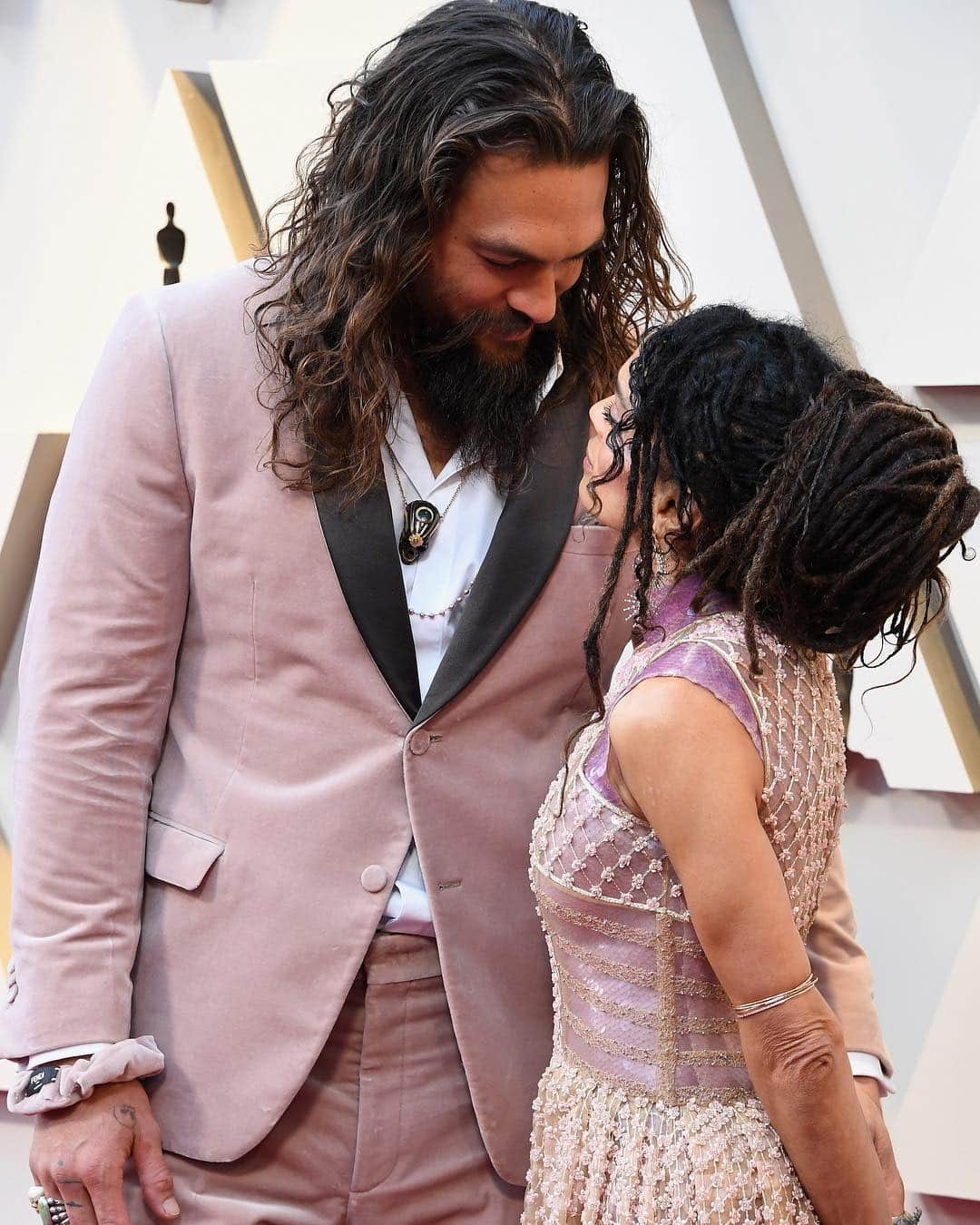 E! Onlineさんのインスタグラム写真 - (E! OnlineInstagram)「"The way you look at me. F--king love you woman. My everything. ❤️" -Jason Momoa (📷: Getty Images)」4月6日 3時37分 - enews