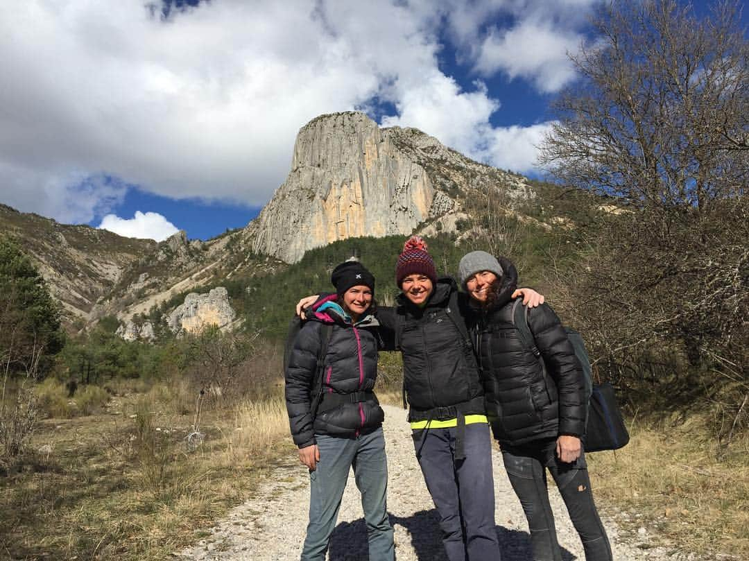 ニナ・カプレツさんのインスタグラム写真 - (ニナ・カプレツInstagram)「So much good rock around Verdon! Teillon is a perfect spot for really cold days (near Castellane). The rock is very sharp and pure. It’s worth to check out and te leave some skin...😜 📸Ann capturing me on a 40m long 8b on very tiny holds, where I failed on the last meter on my first go and then lost all my skin to give it another one...😬 #teillon #scarpaclimb #helmetup  @arcteryx @petzl_official @scarpaspa」4月6日 3時37分 - ninacaprez