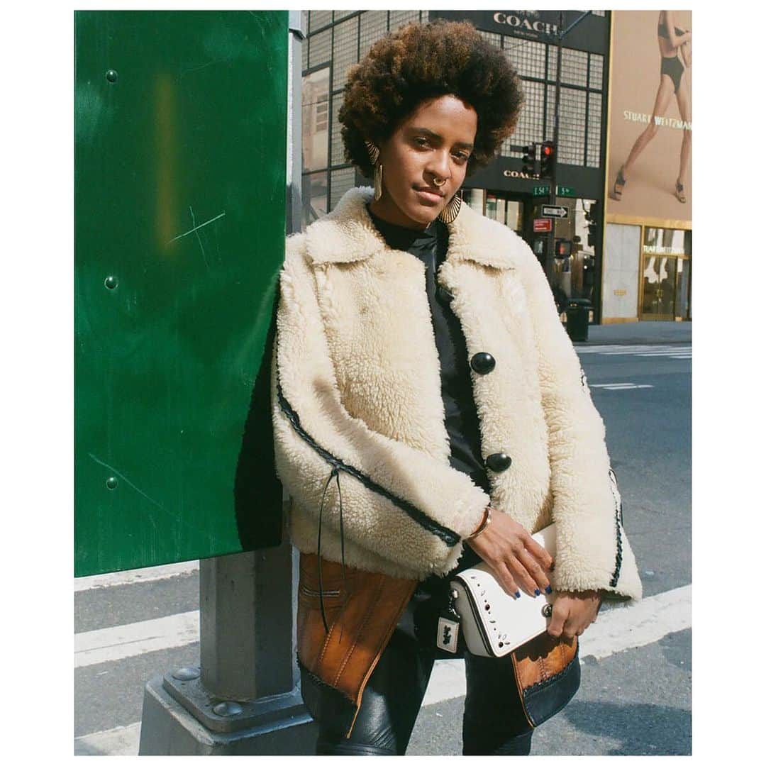 のインスタグラム：「Meet Coco, one half of the DJ/producer/entrepreneur/twin sister duo @cocoandbreezy. "We grew up very shy and used our style as a form of expression." She customized her Coach Dinky bag with a sprinkle of Prairie Rivets. What will you add on yours? Discover all the #CoachCreate possibilities through link in bio. #CoachNY」